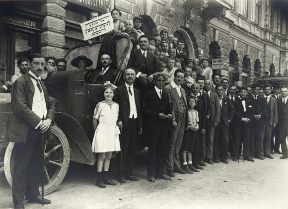 The American Jewish Relief Committee supported Hebrew, Yiddish and ''non-partisan'' schools not supported by the other two Committees. A group from the Vizhenka Jewish Educational Children's Colony near Czernovitz (Bukovina). Romania (now Ukraine), 1920, <em>NY_00909</em>. 
