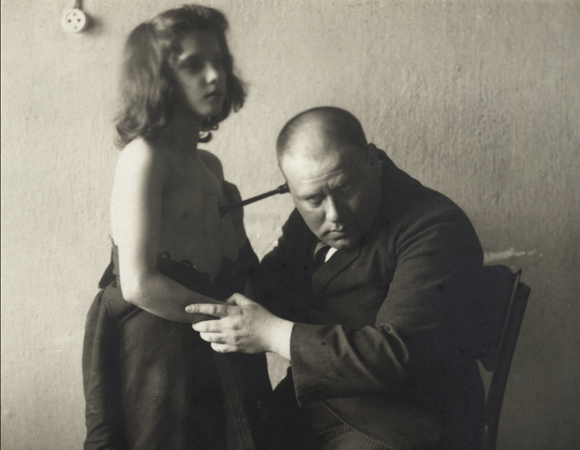 In 1919, the Overseas Unit identified medical shortages of every kind. Even doctors were in scarce supply, as many had been killed at the front or had succumbed to disease themselves. A doctor in Sighet examined Jewish war orphans.  Romania, 1919-1920, <em>NY_00940</em>.
