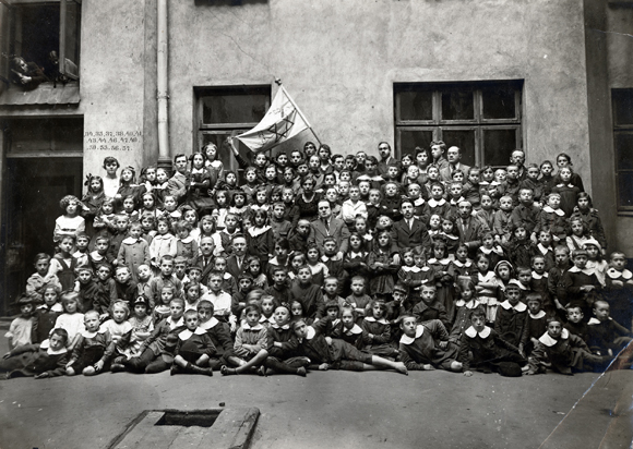 The Jewish People's Relief Committee supported ''Workingmen's'' institutions such as the Jewish Community School of the ''Workman's Home''.   A group photo proudly featured a Star of David flag. Poland, c. 1919-1920, <em>NY_01410</em>.
