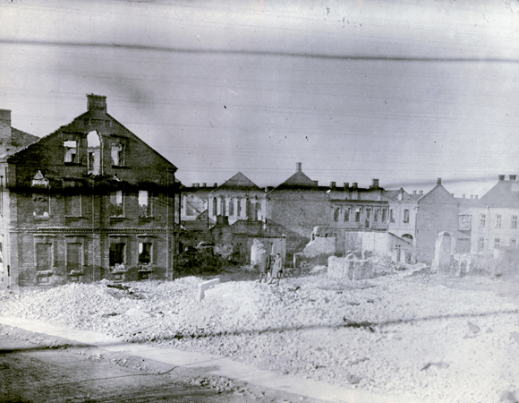 In the summer of 1920, Soviet troops brought their battle with Polish forces to the very gates of Warsaw. On Franciszkanska Street, whatever Jewish properties withstood the battle were looted and damaged in its aftermath. Poland, c. 1920, <em>NY_01660</em>.
