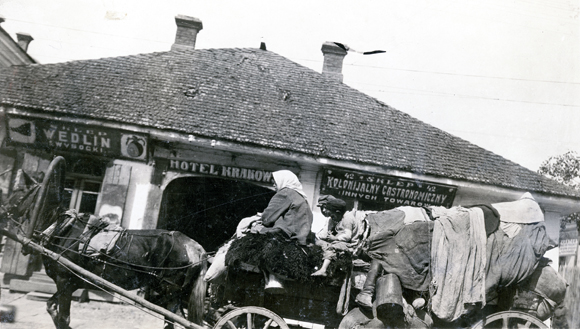 Once it was possible to return home, many Jews tried to return from Russia. By the time this woman and her children reached the town of Luck, they had spent four months on the road. Poland (now Ukraine), c. 1920-1921, <em>NY_01674</em>. 
