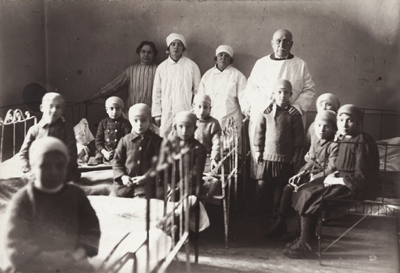 Favus, a skin disease often affecting the scalp, was a common health problem. Easily contracted under the conditions of war, children were particularly susceptible. Treatment was given to young refugees at the JDC-subsidized quarantine station in Vilna. Poland (now Lithuania), c. 1921, <em>NY_03979</em>.