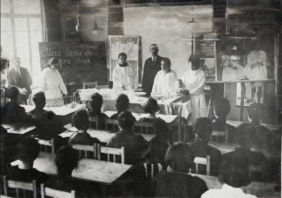 JDC funded nursing schools to build a well-trained contingent of Jewish nurses. This school in Vilna produced such professionals. Poland (now Lithuania), c. 1921, <em>NY_04150</em>.
