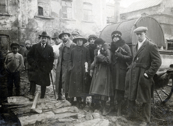 JDC sent medical teams to Polish cities and towns like Rovno, where refugees gathered and disease was rampant. They brought with them portable delousing machines, which heated clothing and blankets to very high temperatures. Poland (now Ukraine), c. 1921, <em>NY_04155</em>.
