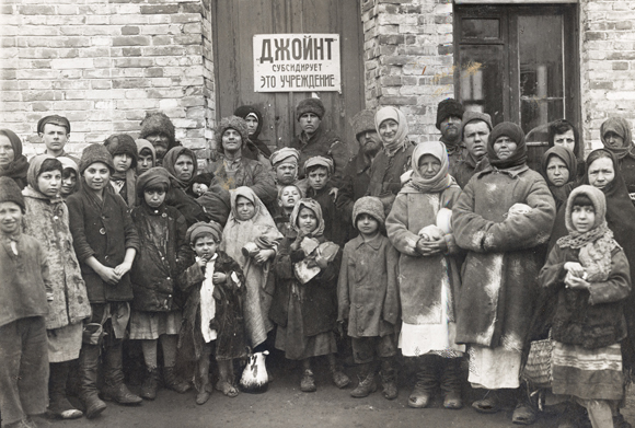 A soup kitchen in Aleksandrovsk (later Zaporozhye) subsidized by JDC. Ukraine, 1922, <em>NY_00396.</em>