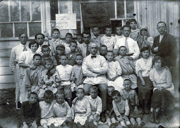 Feeding under ARA was limited to one meal a day, enough to prevent starvation, but not provide sufficient nutrition. JDC saw to it that Jewish children’s institutions had the supplementary amounts needed. JDC paid for the care of these orphans, through support of children’s homes. This orphanage in Zhabokrich, Vinnitsa District,  consisted of two rooms in a private house. Ukraine, c. 1923, <em>NY_00473</em>.