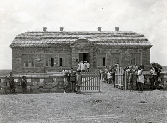 The Paul Nathan Hospital in the Smidovitch settlement, Larindorf, was a well-equipped and staffed facility. Crimea, c. 1925, <em>NY_00674</em>.
