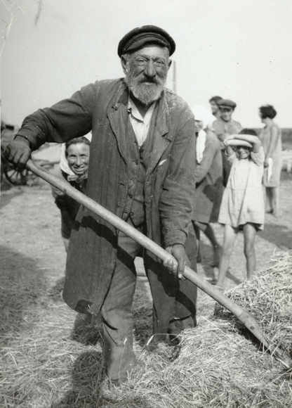 Despite the considerable hardship involved, there were many more applicants than opportunities for settlement life. Agro-Joint aided newcomers to farming from all walks of life, including former clerks, peddlers, teachers, and rabbis. Ukraine, c. 1925, <em> NY_00786</em>.