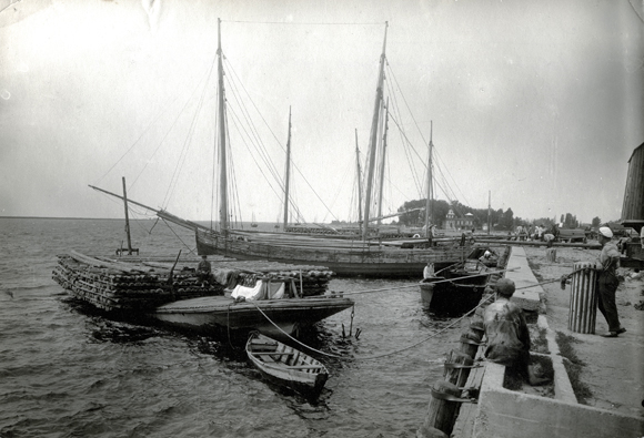 Barges like these brought logs from Kherson to colonies as far as 1,000 miles to the south. Timber was used sparingly, for doors and window frames. Ukraine, 1925,  <em> NY_43001 (from YIVO)</em>.