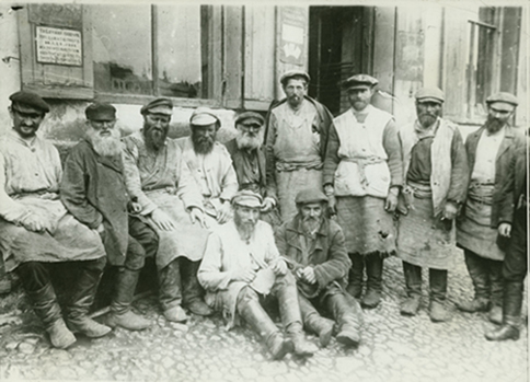 Group portrait of elderly Jewish Russian workers, 1910.